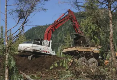  ??  ?? Removing the overburden.