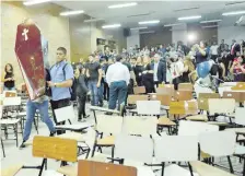  ??  ?? Los adherentes del movimiento FACU trajeron un ataúd como símbolo de la “muerte” de la antigua política en la facultad.