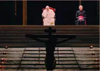  ??  ?? Nella storia L’immagine iconica del Papa che nell’aprile scorso, in una piazza San Pietro vuota, ha celebrato la Via Crucis