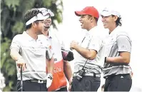  ?? — Gambar Bernama ?? BERSAHAJA: Ketua Pasukan Asia Arjun Atwal (dua kanan) bergurau bersama anggota pasukannya pada pusingan kedua Golf EurAsia 2018, semalam.