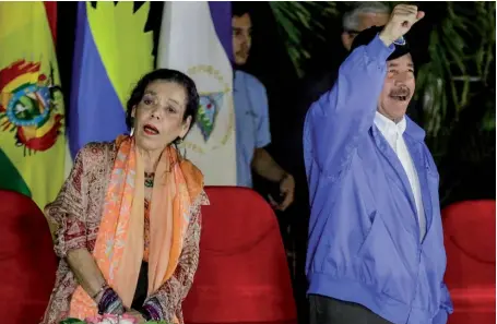  ??  ?? Photo ci-dessus : Le président du Nicaragua Daniel Ortega (à droite) et son épouse Rosario Murillo, lors d’une cérémonie marquant le 42e anniversai­re de la mort du leader révolution­naireCarlo­s Fonseca, sur la place de la Révolution à Managua, le 8 novembre 2018. Daniel Ortega a été élu président pour la troisième fois consécutiv­e le 6 novembre 2016, tandis que son épouse accédait à la vice-présidence.(© Inti Ocon/AFP)