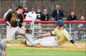  ?? PHOTOS BY AUSTIN HERTZOG - DIGITAL FIRST MEDIA ?? Boyertown’s Tyler Kreitz collects the throw from catcher Anthony Rota and tags out Spring-Ford’s Quinn McKenna at third base for a strikeout-throw out double play.