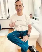  ??  ?? In t-shirt Il sindaco Beppe Sala su Instagram con la maglia “Milano non si ferma”