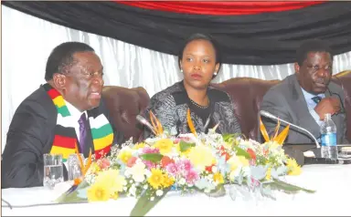  ??  ?? President Mnangagwa addresses Cabinet ministers,Politburo members, senior Government officials and members of the private sector at a meeting while flanked by Industry, Commerce and Enterprise Developmen­t Minister Dr Mike Bimha (right) and Rwanda...