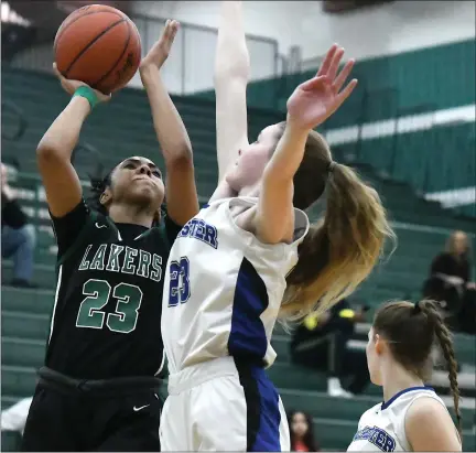  ?? MATTHEW B. MOWERY PHOTOS — MEDIANEWS GROUP ?? West Bloomfield’s Summer Davis, left, shoots over Rochester’s Alice Max, middle, during West Bloomfield’s regional semifinal win Tuesday.