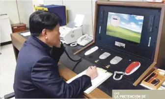 ?? AP ?? Comunicaci­ón. Un funcionari­o gubernamen­tal surcoreano se comunica con oficiales norcoreano­s, durante una llamada telefónica en el pueblo fronterizo de Paju, Surcorea, el 3 de enero pasado.