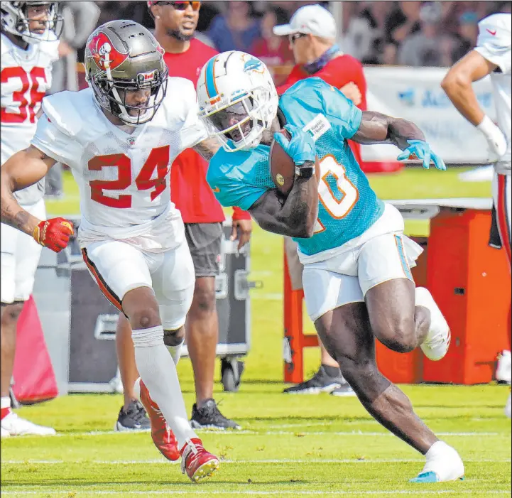  ?? Chris O’meara
The Associated Press ?? Dolphins receiver Tyreek Hill, right, is making an Nfl-high $30 million average per year, but he’s not above criticism that might serve to motivate other players.