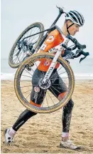  ?? Foto: AFP / Jasper Jacobs ?? Wer sein Rad liebt, der trägt: Mathieu van der Poel (NED) fuhr, trug, schob es zu Gold bei der Cyclocross-WM in Oostende.