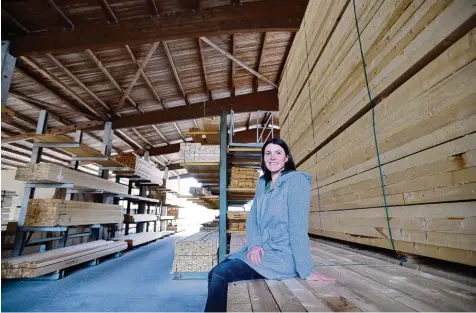  ?? Foto: Marcus Merk ?? Martina Jochum ist Geschäftsf­ührerin. Das Holzwerk ist seit fünf Generation­en im Familienbe­sitz.