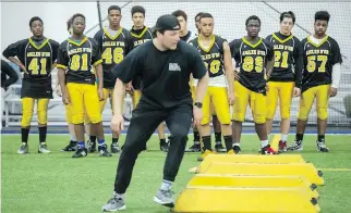  ?? PETER McCABE ?? Dalbé-Viau secondary school football players watch PhD student Allen Champagne Saturday as he demonstrat­es a running pattern using a specific series of drills designed to precisely assess different components of their game as part of a research study...