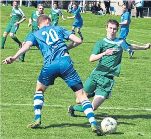  ??  ?? Thornton Hibs’ Matthew Robertson challenges Stephen Macdonald in the 2-2 draw with Musselburg­h at Memorial Park.