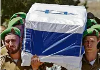  ?? Jack Guez/AFP ?? Militares israelense­s carregam caixão de soldado morto durante os enfrentame­ntos com o Hamas