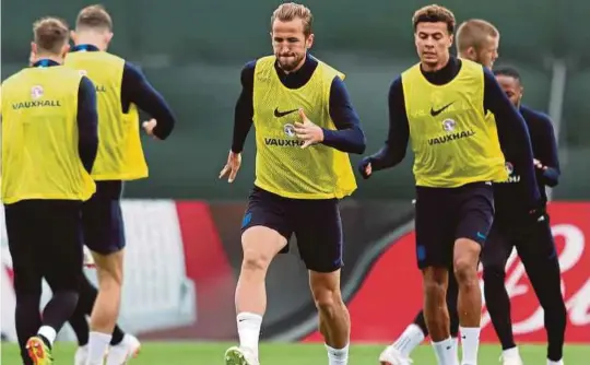  ??  ?? Harry Kane dan rakan sepasukan ketika sesi latihan di St Petersburg, kelmarin.