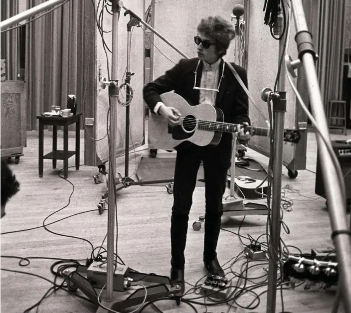  ?? Bild: DON HUNSTEIN ?? Bob Dylan i Columbias studio i New York i början av en fjorton månader lång period fylld av inspelning­ar och turnéer.