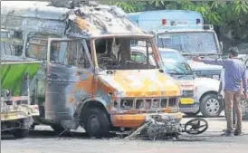  ?? HIMANSHU VYAS/HT ?? Different vehicles, including an ambulance, were set on fire during clashes between police and mob on late Friday night.