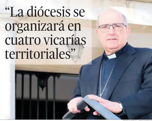  ?? REPORTAJE GRÁFICO: ALBERTO DOMÍNGUEZ ?? Santiago Gómez Sierra a las puertas del Obispado de Huelva.