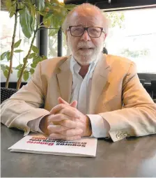  ??  ?? Sergio de Miguel Agüero publica su libro con el Ateneo Español de México.