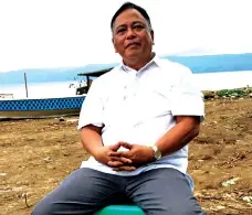  ??  ?? ENFORCER. Amlan town Vice Mayor Bentham dela Cruz is among those strictly enforcing fisheries laws on Tanon Strait.