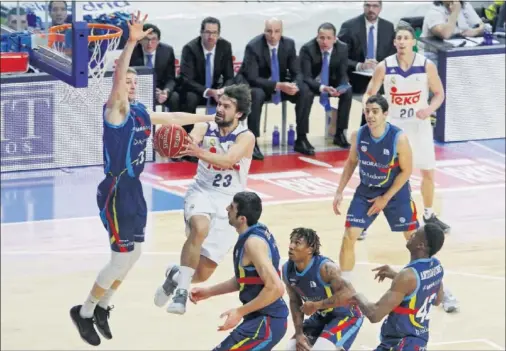  ??  ?? MALABARIST­A. Sergio Llull trata de anotar ante la mirada de toda la defensa del MoraBanc Andorra.