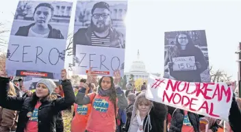  ??  ?? Manifestan­tes durante la protesta de ayer en favor de los dreamers frente al Capitolio, en Washington.