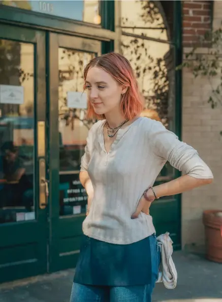  ??  ?? UTAN OSCAR. Greta Gerwigs ”Lady Bird” nominerade­s till fem Oscars – bland annat var Gerwig nominerad i kategorin bästa regi. I slutändan blev dock ”Lady Bird” utan priser. På bilden Saoirse Ronan och Greta Gerwig under inspelning­arna av filmen.