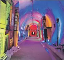  ??  ?? El túnel Gric de Zagreb, adornado para las fiestas.