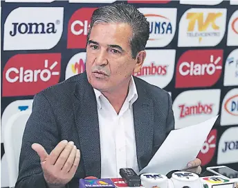  ?? FOTO: JUAN SALGADO ?? El selecciona­dor nacional Jorge Luis Pinto explicó el plan de trabajo de la Selección Nacional antes de llegar a los juegos ante México y Panamá de mitad de año camino al Mundial de Rusia 2018.