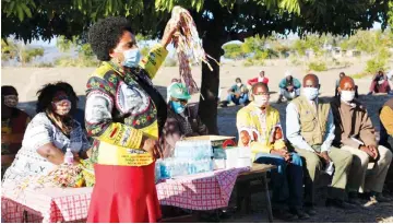  ??  ?? Informatio­n, Publicity and Broadcasti­ng Services Minister Senator Monica Mutsvangwa displays face masks at a ZANU PF Manicaland Women’s League Covid-19 awareness campaign at Dzobo Business Centre in Mutare South on Friday. — Picture: Tinai Nyadzayo