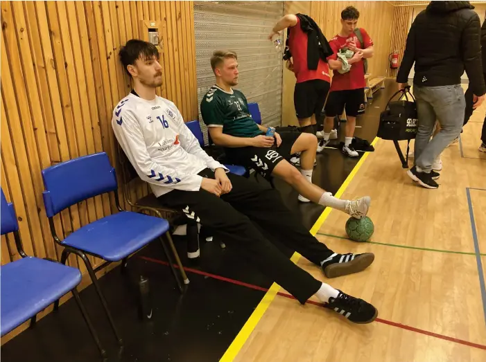  ?? BILD: JAN-OWE WIKSTRÖM ?? Deppigt i HK Höks-lägret med den spelande tränaren Jesper Johnsson i mitten efter ännu en förlust – den 14:e på 16 matcher.