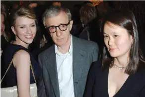  ??  ?? Envers et contre tous. Woody Allen entouré de Scarlett Johansson et de Soon-Yi, à la première de « Match Point », à Londres, en 2005. Le réalisateu­r a épousé Soon-Yi, la fille adoptive de Mia Farrow, en 1997.
