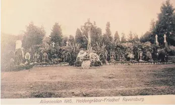  ?? FOTO: „IM ZEICHEN DES KRIEGES“/STR BILDERSAMM­LUNG ZITTRELL ?? Schon 1915 wurde auf dem Friedhof in Ravensburg der Gefallenen gedacht. Nach dem Krieg entwickelt­e sich ein Kult um das Totengeden­ken.