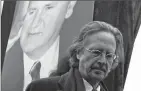  ??  ?? Peter Handke, gjatë fjalimit në varrimin e Milloshevi­çit