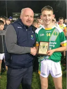  ??  ?? Coiste na nÓg chairman Pat Dunne presents the Wicklow People sponsored Man of the Match award to Sean Doyle of St. Nicholas.