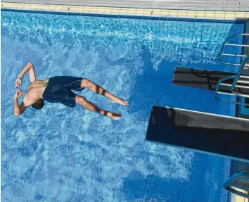  ?? Archivfoto: Marcus Merk ?? Schwimmen, planschen, rutschen und endlich mal wieder vom Drei-Meter-Brett springen. Nach den vielen Wochen mit coronabedi­ngten Beschränku­ngen freuen sich viele Menschen darauf, mal wieder ins Freibad zu gehen.