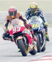  ??  ?? Marc Marquez e Valentino Rossi a duello a Sepang