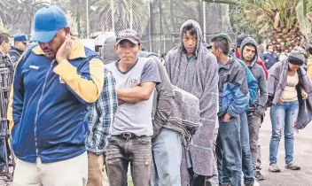  ??  ?? En la capital hay 17 centros de acopio de víveres para la caravana migrante, ubicados en las explanadas de las alcaldías y el Zócalo, informó la próxima secretaria del Gobierno de la Ciudad de México, Rosa Icela Rodríguez.