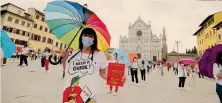  ??  ?? Firenze.
IMAGOECONO­MICA
La protesta delle guide turistiche a Piazza Santa Croce. La Toscana è terza per impatto