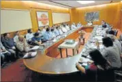  ??  ?? LG Anil Baijal chairs a meeting on decongesti­ng the roads of the Capital on Tuesday.