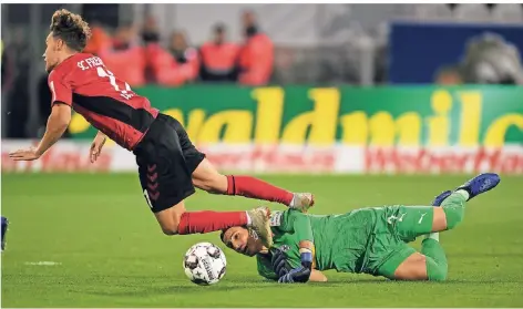  ?? FOTO: PATRICK SEEGER/DPA ?? Schlechter Beginn für Gladbach: Torwart Yann Sommer foult Luca Waldschmid­t. Es gibt Strafstoß.