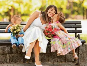  ?? Foto: bokan, Fotolia.com ?? Ein Muttertag ohne Blumenstra­uß? Kaum vorstellba­r. Die blumigen Kunstwerke der Floristen im Landkreis zaubern jeder Mama ein Lächeln ins Gesicht.