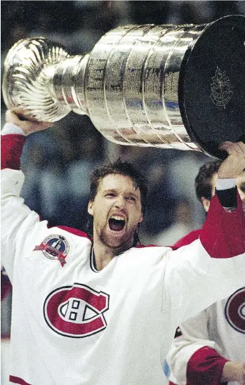  ?? JOHN MAHONEY/FILES ?? Patrick Roy holds the Stanley Cup after the Montreal Canadiens beat Wayne Gretzky and the Los Angeles Kings in five games in 1993. No Canadian team has hoisted the Stanley Cup since then.