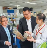  ?? PROVIDED TO CHINA DAILY ?? Top: Pharmacist­s fill prescripti­ons at a hospital in Lianyungan­g, Jiangsu province. ZHANG ZHENGYOU / FOR CHINA DAILY Above: Zhang Bing (right), a professor at Beijing University of Chinese Medicine, shows chicory roots to Guan Qinglei (center), chairman of Zhiqi Health Industry (Shandong) Group, in her lab.