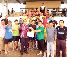  ??  ?? Hashim Hamzah (front row 3rd right) presents the proceeds on behalf of SS90s to SMK DPM senior assistant principal, Cikgu Yamin.