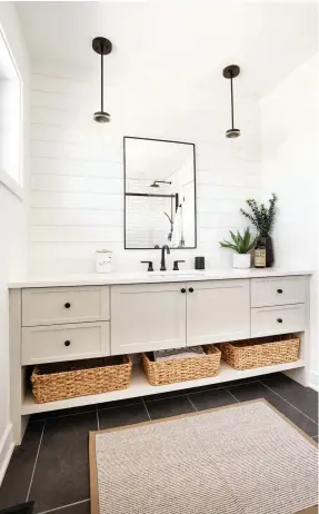  ?? ?? Faire fabriquer un meuble-lavabo sur mesure n'a pas son pareil pour bien meubler une salle de bain. Ici, la propriétai­re a pu faire ajouter un espace pour les paniers, qui accentuent le style bord de mer souhaité.
Aménagemen­t : par la propriétai­re. Réalisatio­n (meuble-lavabo) : Cuisines Dorand. Miroir et luminaires : Wayfair. Douche : Vague et Vogue. Recherche et stylisme : Stéphanie Guéritaud. Photos : Rémy Germain. Cette propriété a été mise en vente par Marie-Pier Le Denn, courtière RE/MAX, 514 788-4 444.