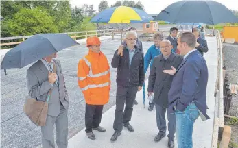  ?? FOTO: DEREK SCHUH ?? Eine Ortsbegehu­ng an der B30 hatte Ravensburg­s Oberbürger­meister Daniel Rapp (rechts) bereits genutzt, um bei Verkehrmin­ister Winfried Hermann (daneben) für den Molldietet­unnel zu werben.