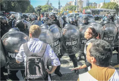  ?? I
NA ?? La Policía de la Ciudad avanza contra maestros y jubilados.