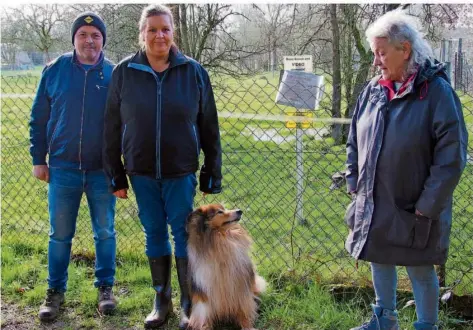  ?? FOTO: DG ?? Sven und Anke Jockel mit Hund Milo und die Heusweiler Naturschut­zbeauftrag­ten Gretel Blasen, die sich im Tierschutz engagiert.