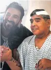  ?? AFP-11/11/2020 ?? Cirurgia. Maradona e o médico Leopoldo Luque