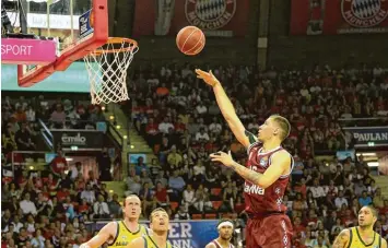  ?? Foto: Christian Kolbert, kolbert press ?? Stefan Jovic will mit dem FC Bayern in der Finalserie der Basketball Bundesliga gegen Alba Berlin den entscheide­nden dritten Sieg feiern. Bereits 2014 feierten die Münchner in der Hauptstadt.