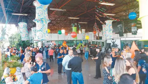  ??  ?? A filial de Itaguaí do Grupo Real comemora 10 anos com modelos Volkswagen e seminovos diversos. O Dia aproveitou a celebração para entrevista­r um especialis­ta da área de usados e tirar dúvidas do consumidor